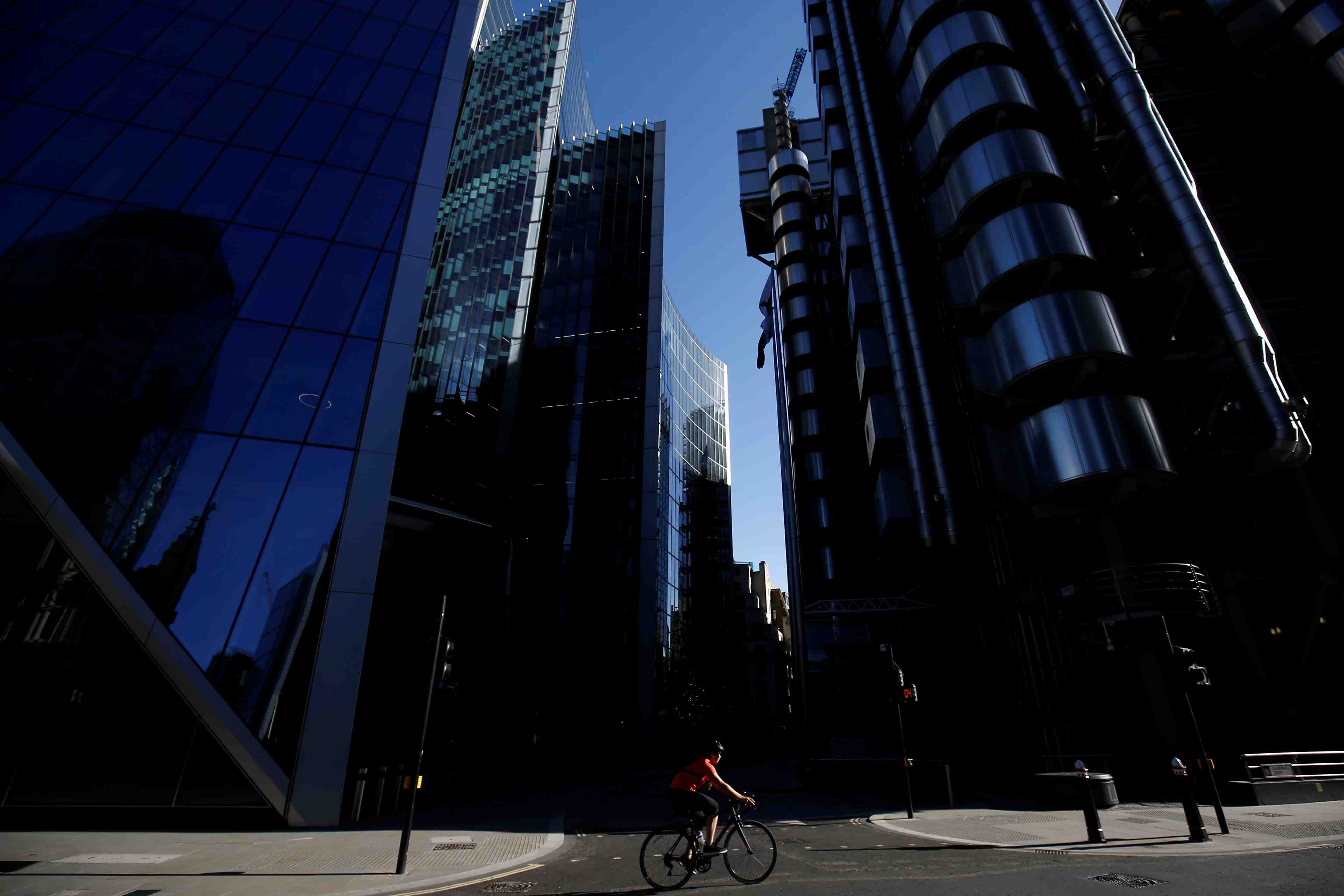 Londres met l'ue en garde contre le risque de "s'automutiler" dans le secteur financier
