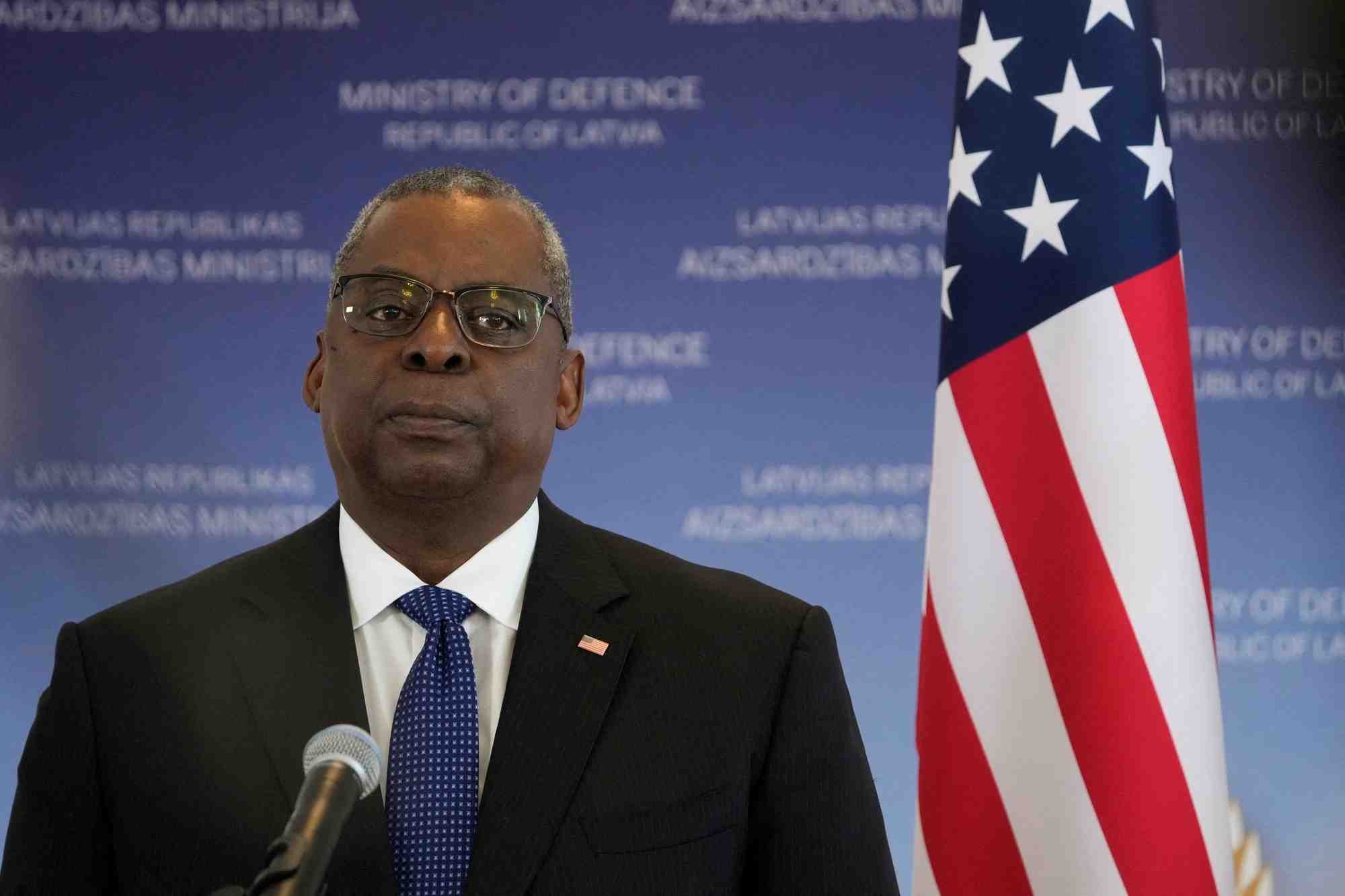 Le secrétaire américain à la Défense Lloyd Austin a annoncé, dans un communiqué publié ce mardi, que l'armée américaine avait « procédé à des frappes nécessaires et proportionnées sur trois installations utilisées par le Kataëb Hezbollah (aussi présent en Irak, NDLR) et des groupes affiliés en Irak ».