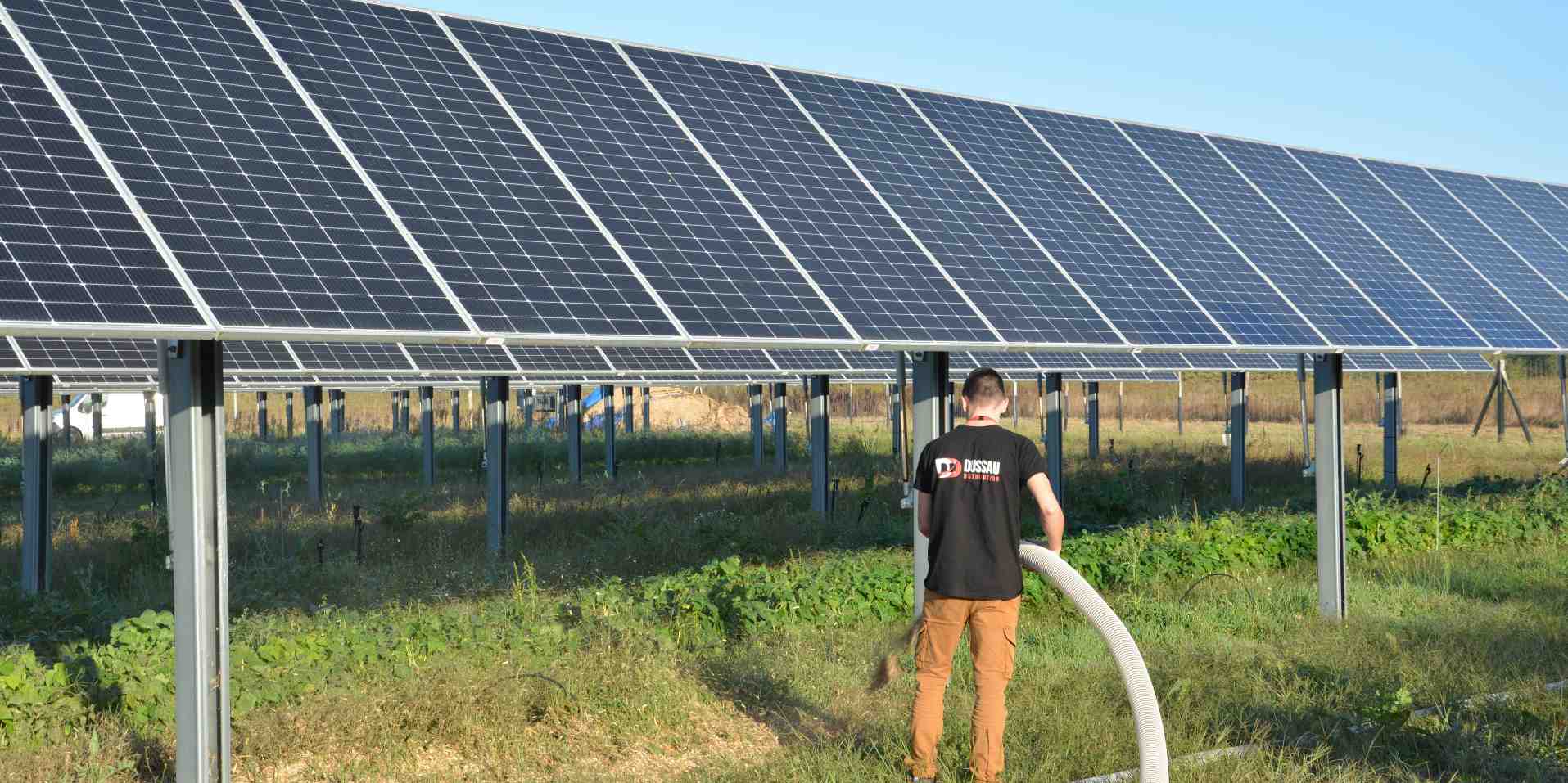 Le démonstrateur agrivoltaïque de l'entreprise GLHD dans les Landes.