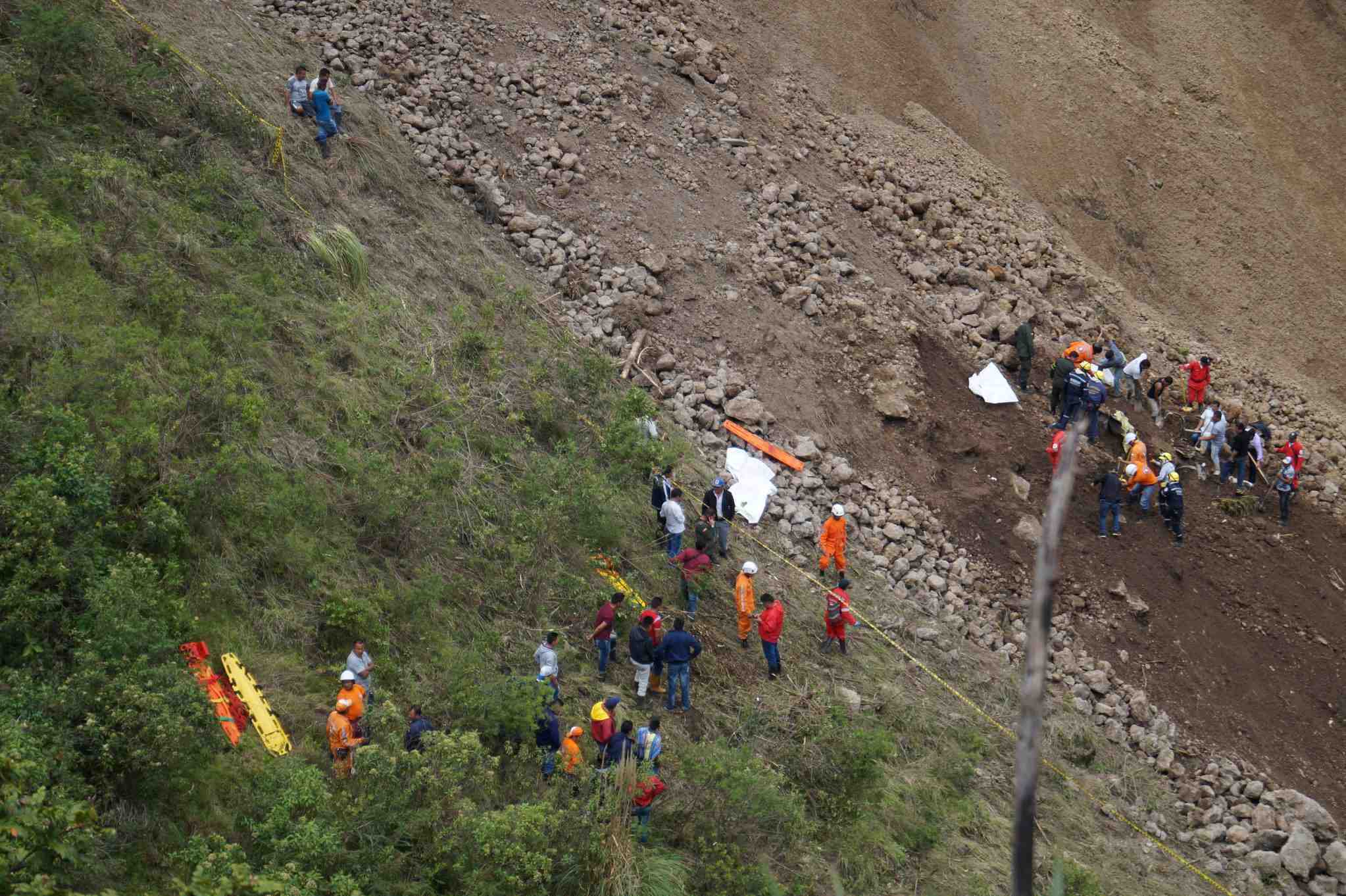 Colombie: un eboulement fait basculer un bus dans le ravin