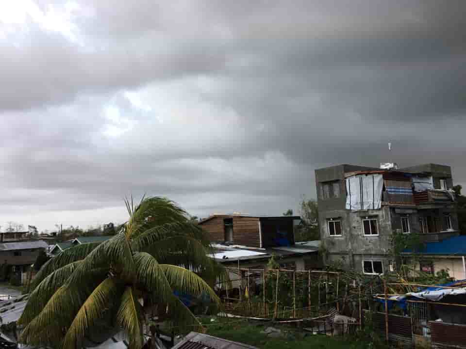 Philippines: treize morts apres le passage du typhon phanfone