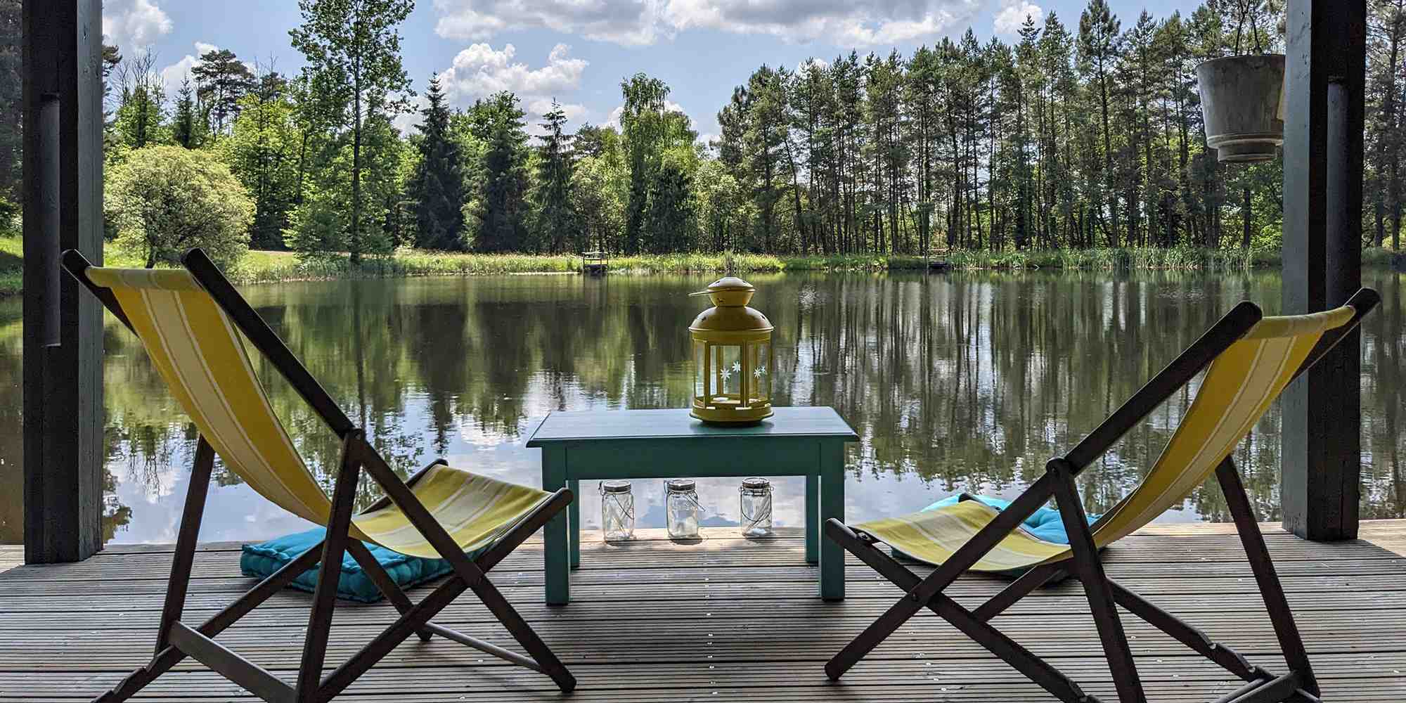 À Milhac-de-Nontron, en plein Périgord vert, l’établissement Parenthèses imaginaires propose 14 cabanes aménagées et décorées sur 27 hectares, loin des clichés du camping.