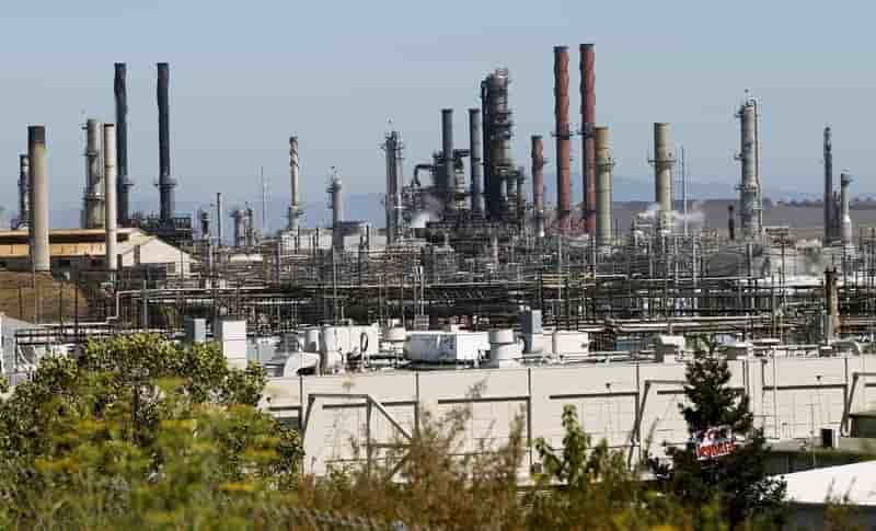 Les geants du petrole vendent leurs raffineries a faible marge