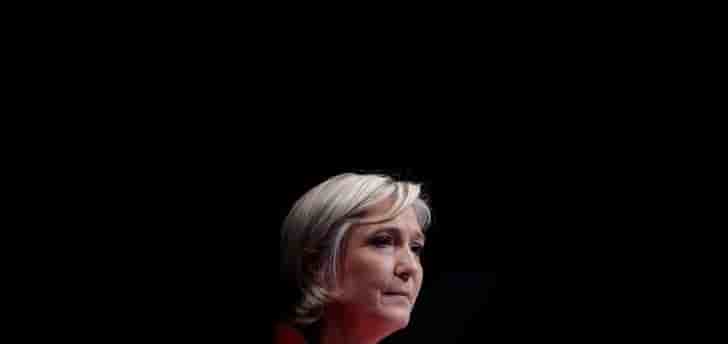 Le pen veut mettre fin a la "francafrique", abolir le franc cfa