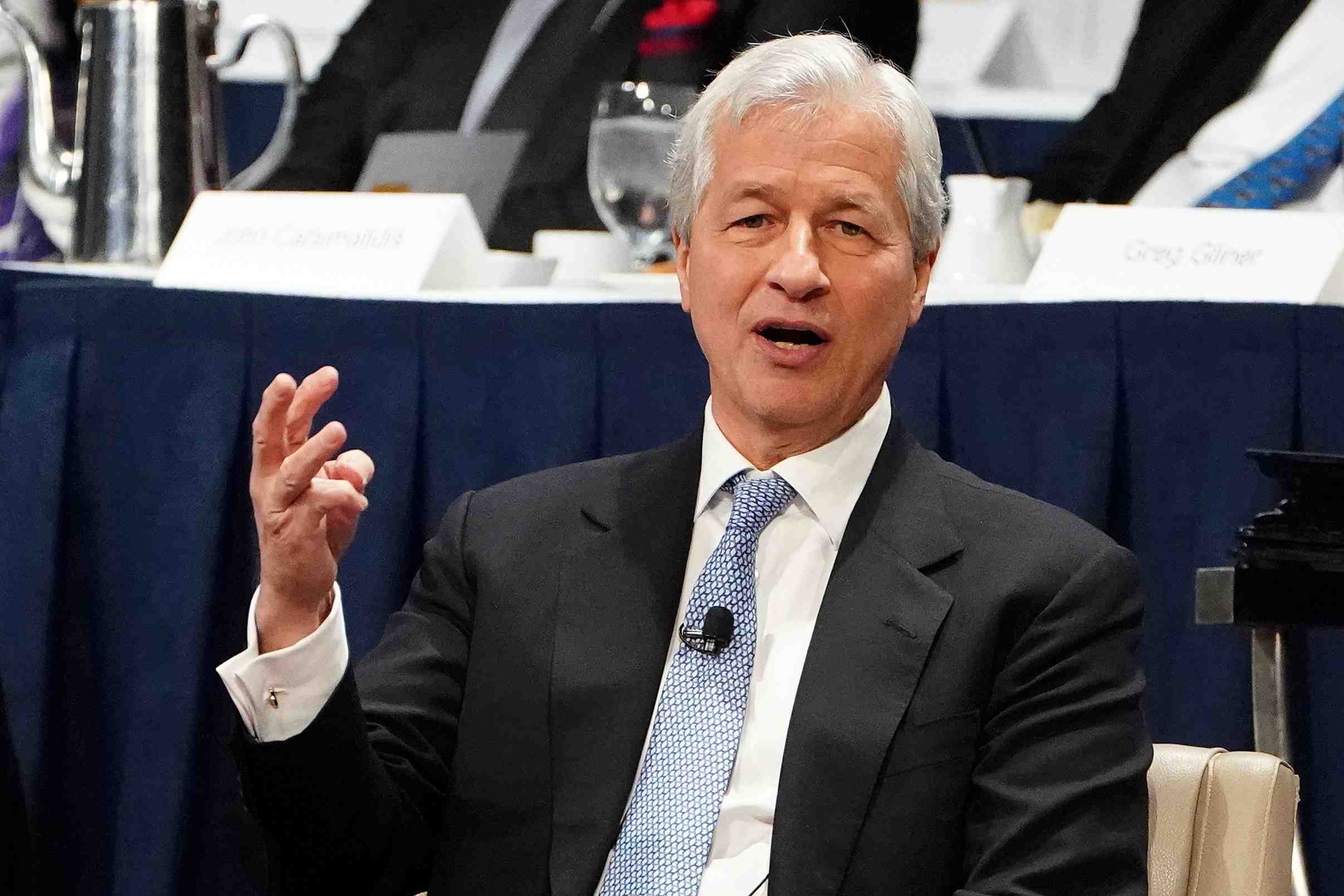 Jamie dimon, le pdg de jp morgan, a touche 31 millions de dollars en 2018