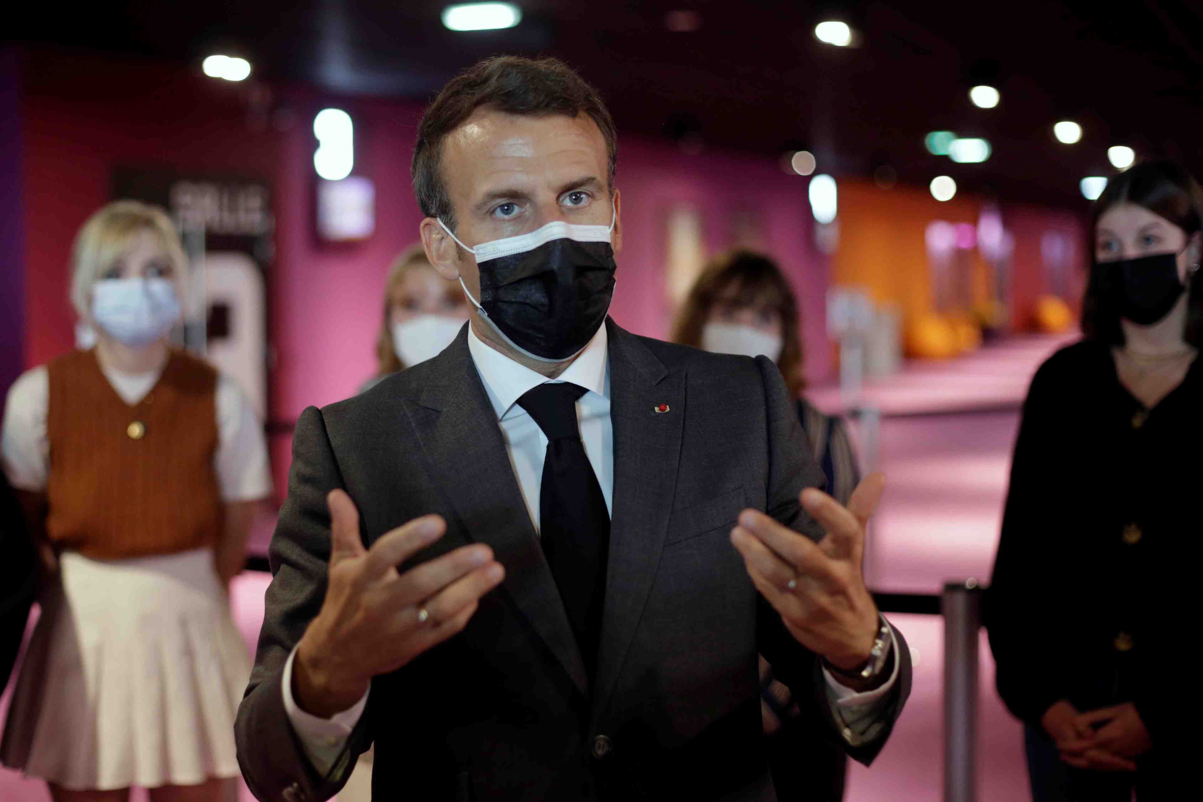 Macron se prete au jeu des "youtubeurs" mcfly et carlito
