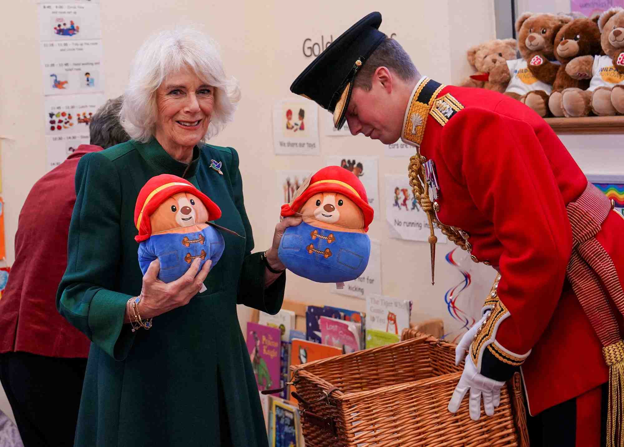 La reine consort, camilla, lors d'une visite a la creche barnardo a bow, londres