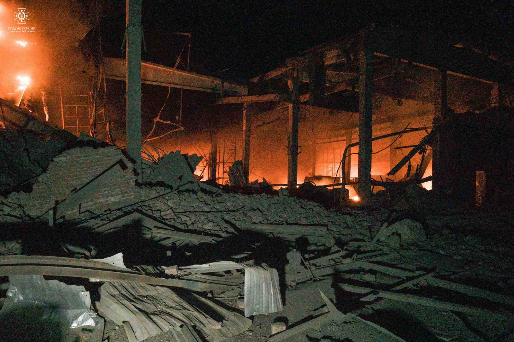 Un entrepot en feu apres une frappe russe a ternopil