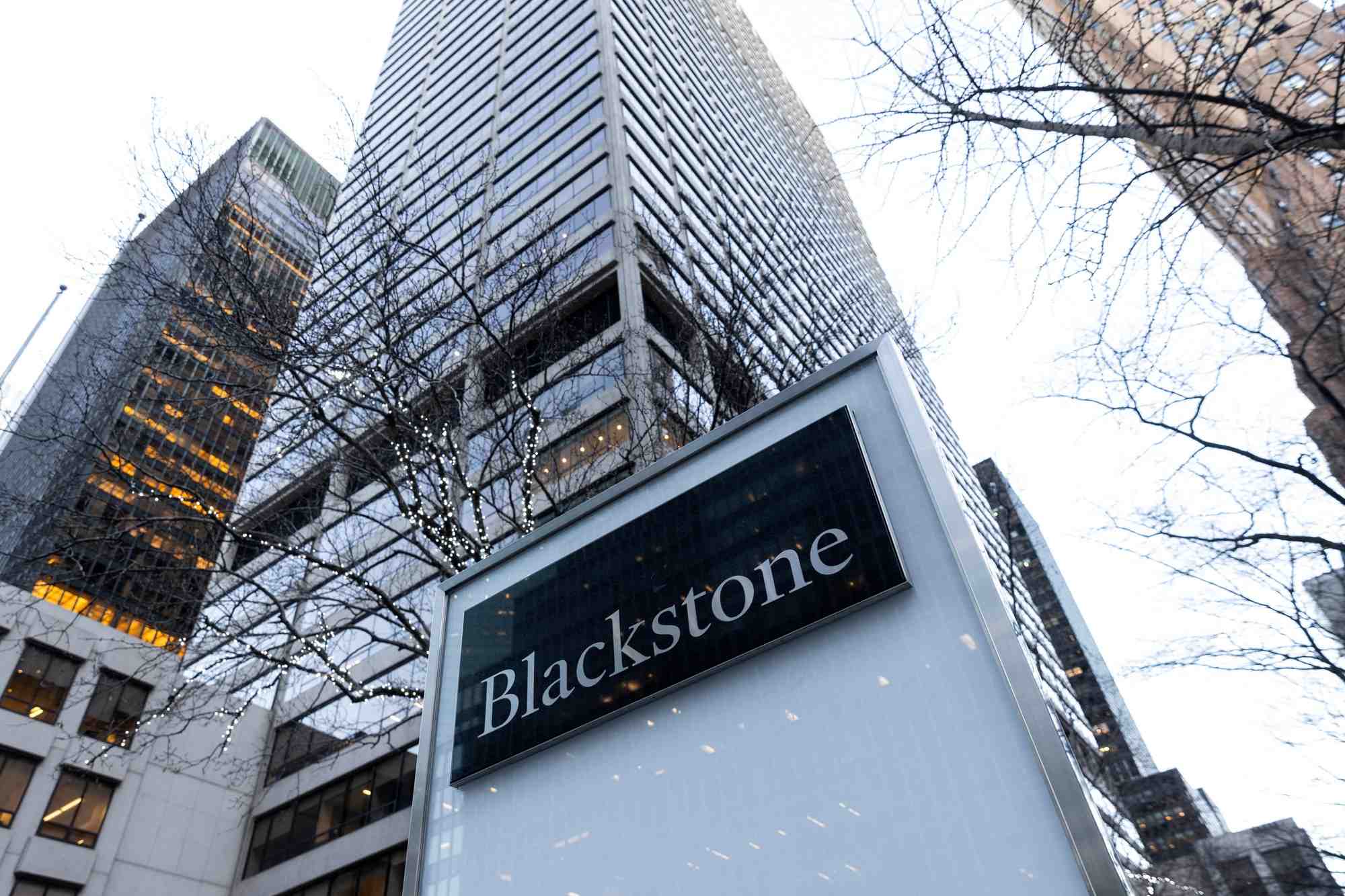 Panneaux a l'exterieur du siege du blackstone group a new york