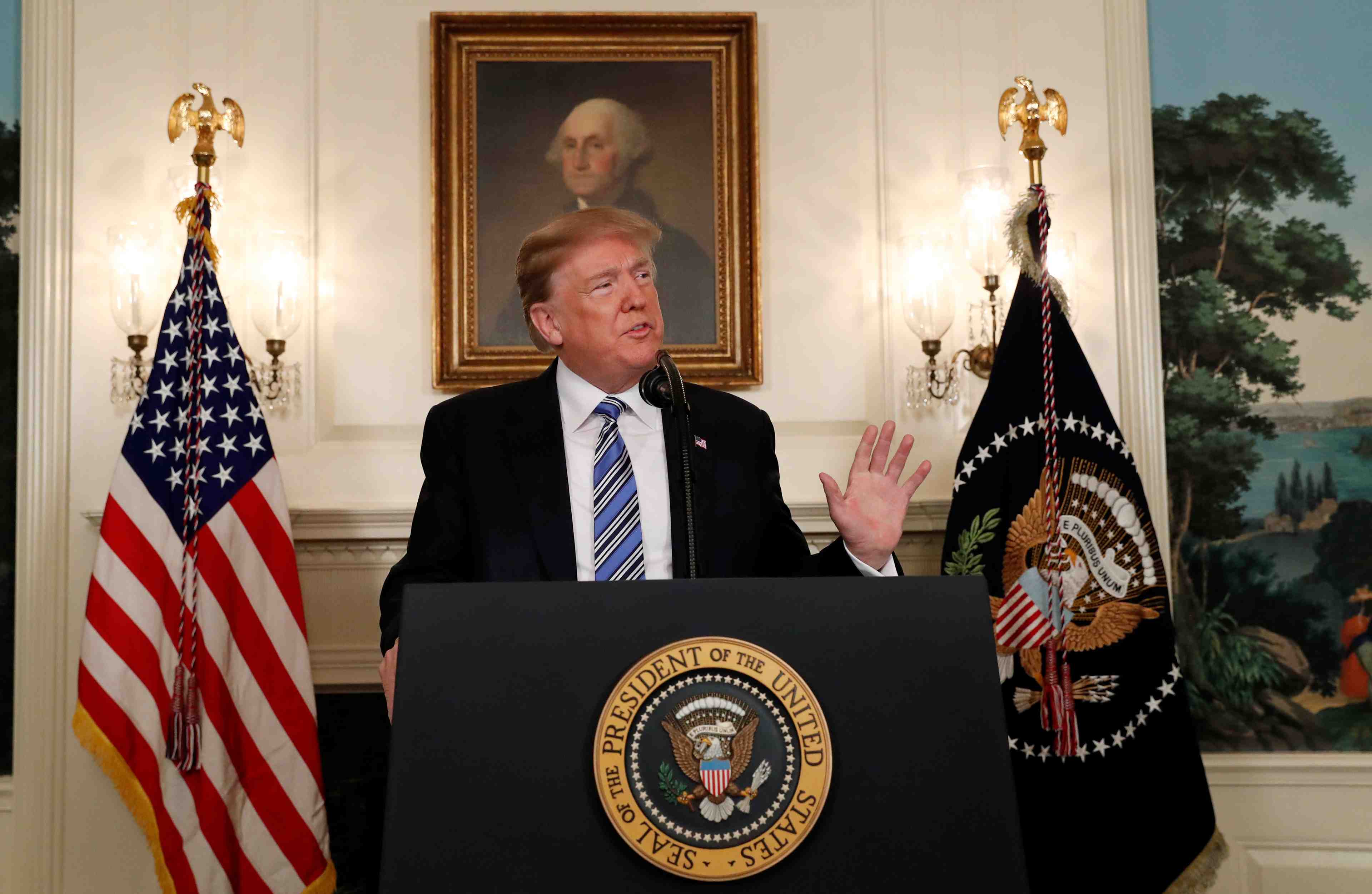 Fusillade: trump promet de renforcer la securite des ecoles