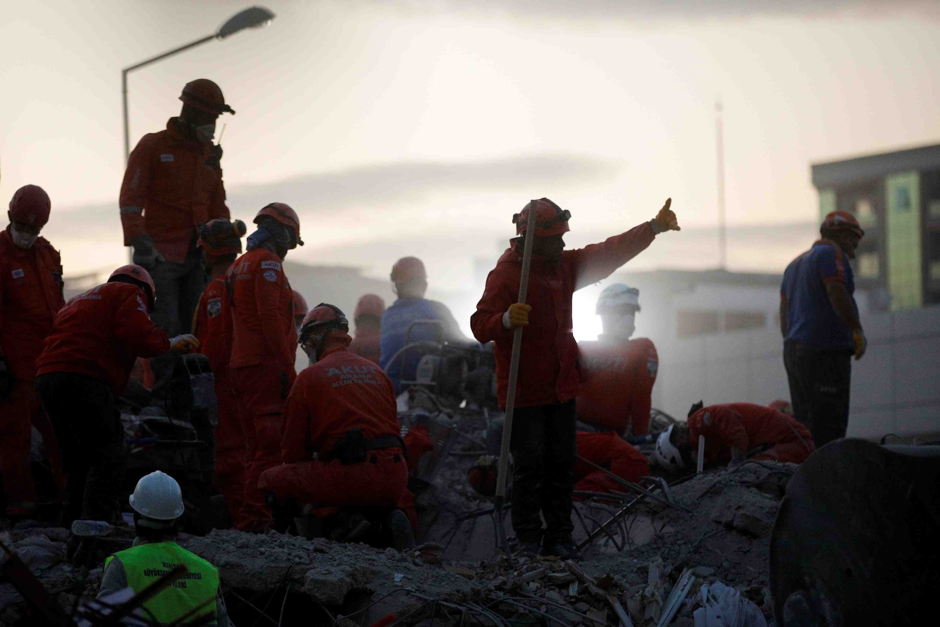 Le bilan du seisme de vendredi en turquie s'alourdit a 100 morts