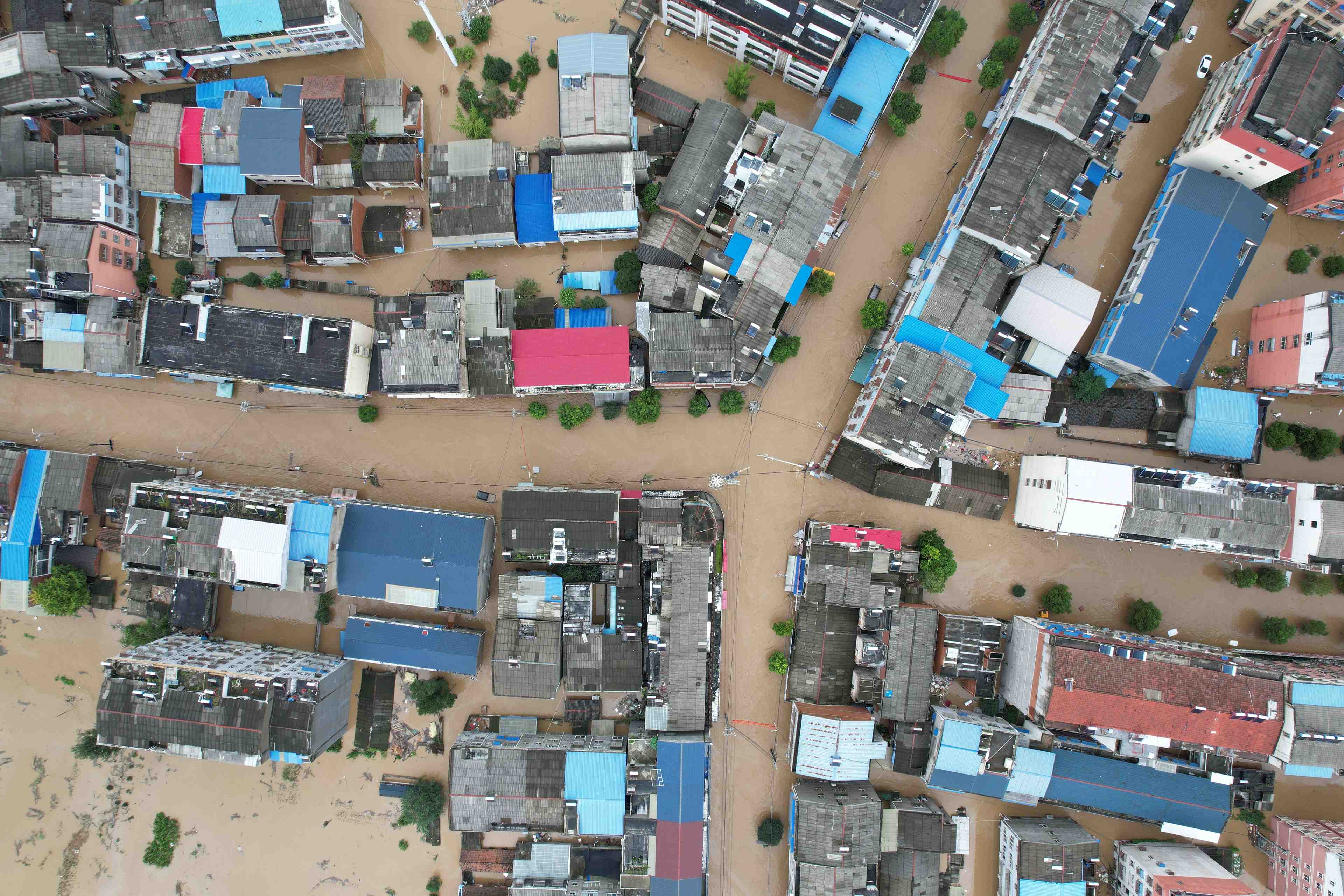 Chine: cinq villes en "alerte rouge" apres des pluies torrentielles