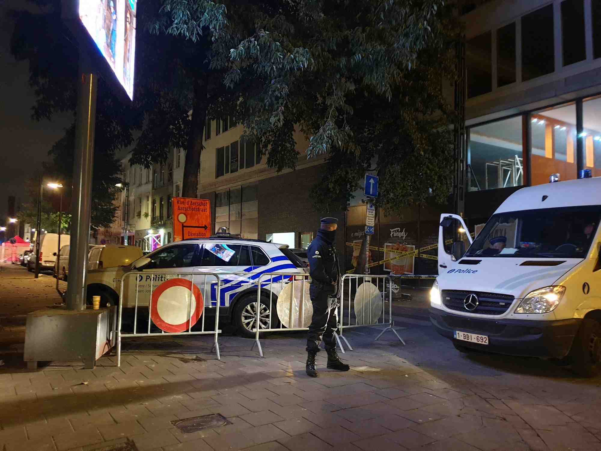 Un policier belge monte la garde a bruxelles apres l'attaque au cours de laquelle un policier a ete tue