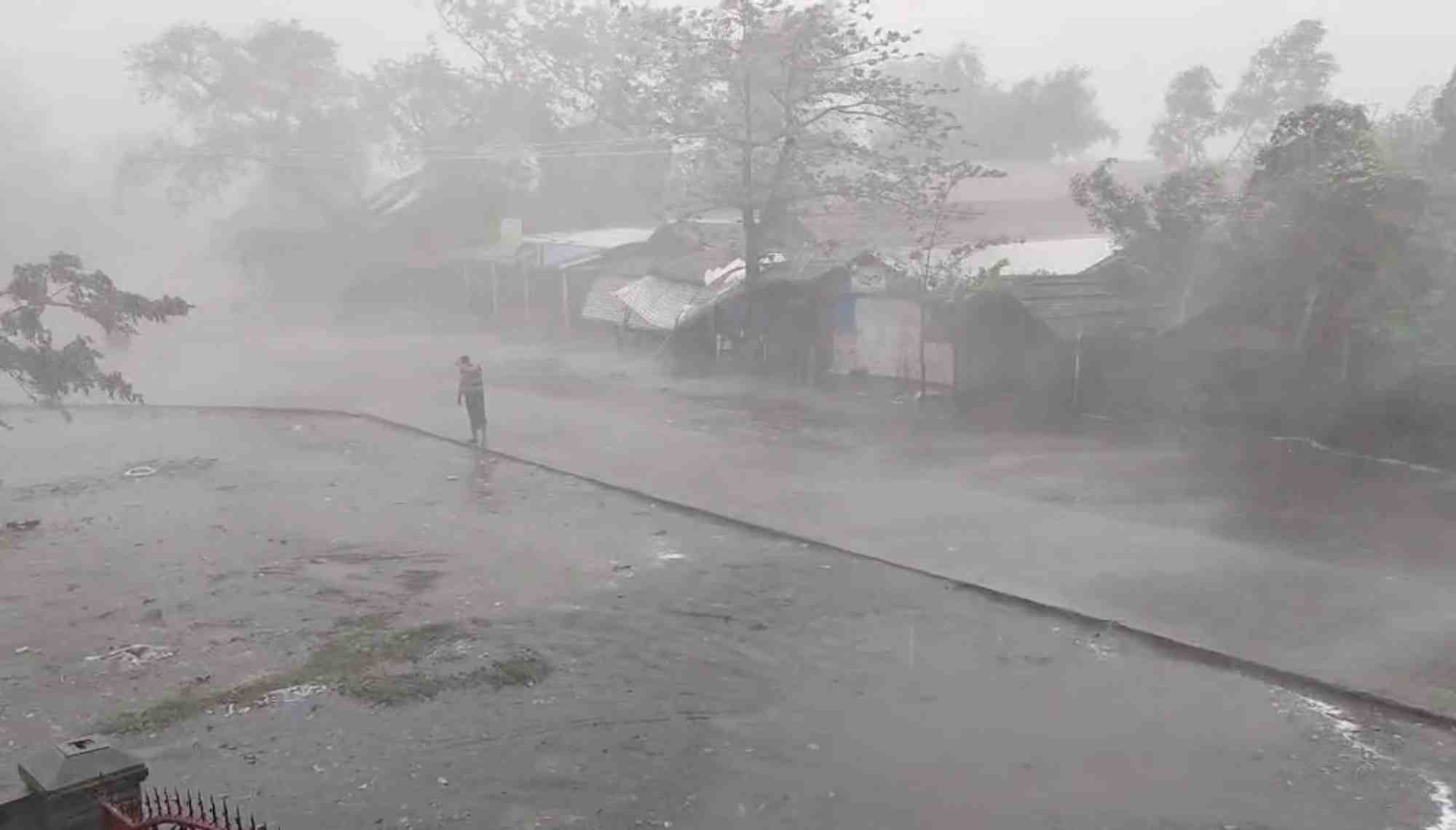 Un homme se tient debout au camp rohingya de thekaypyin a l'approche du cyclone mocha en birmanie