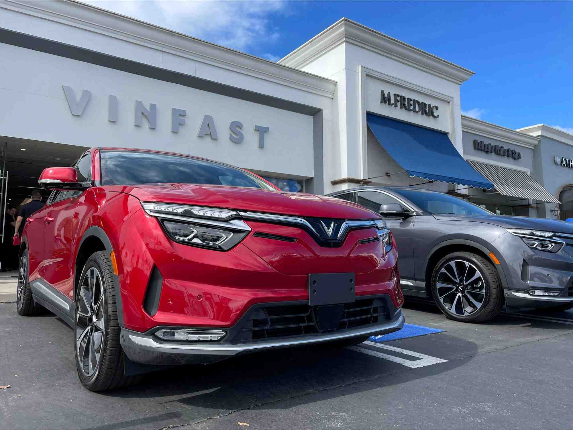 Des voitures electriques vinfast gares devant un magasin de los angeles
