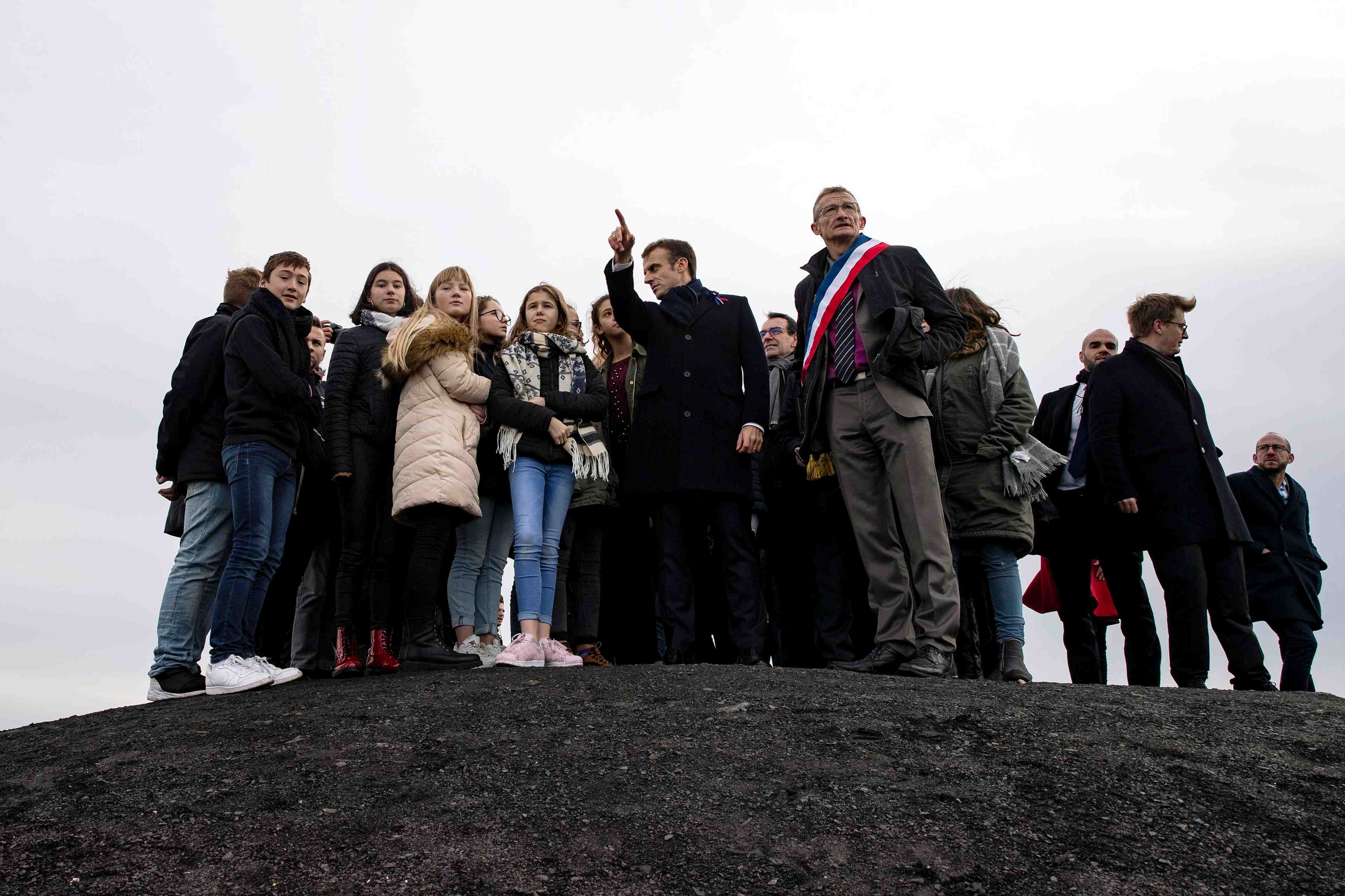 Sur le terril de loos-en-gohelle, macron loue la transition energetique