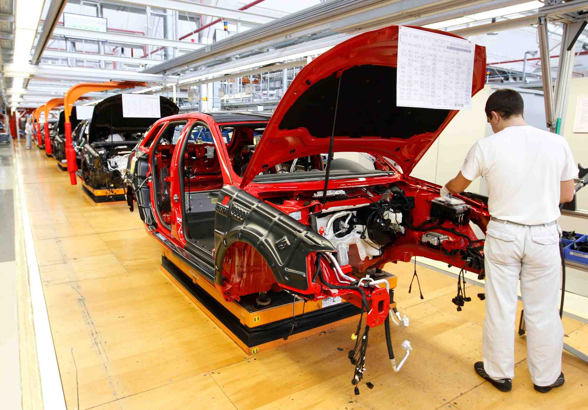 Photo d'archives : un mecanicien travaille sur la chaine de production de l'usine du constructeur audi allemand a ingolstadt