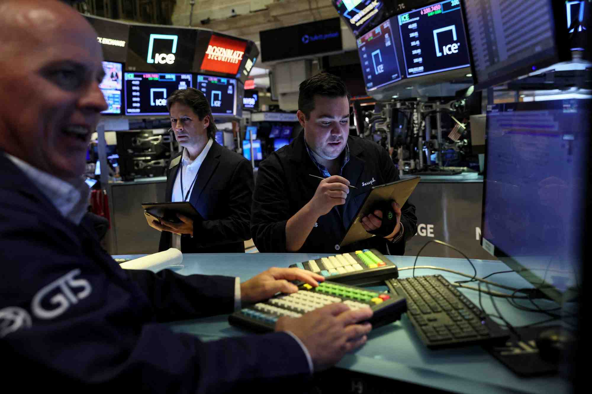 Des traders travaillent a la bourse de new york