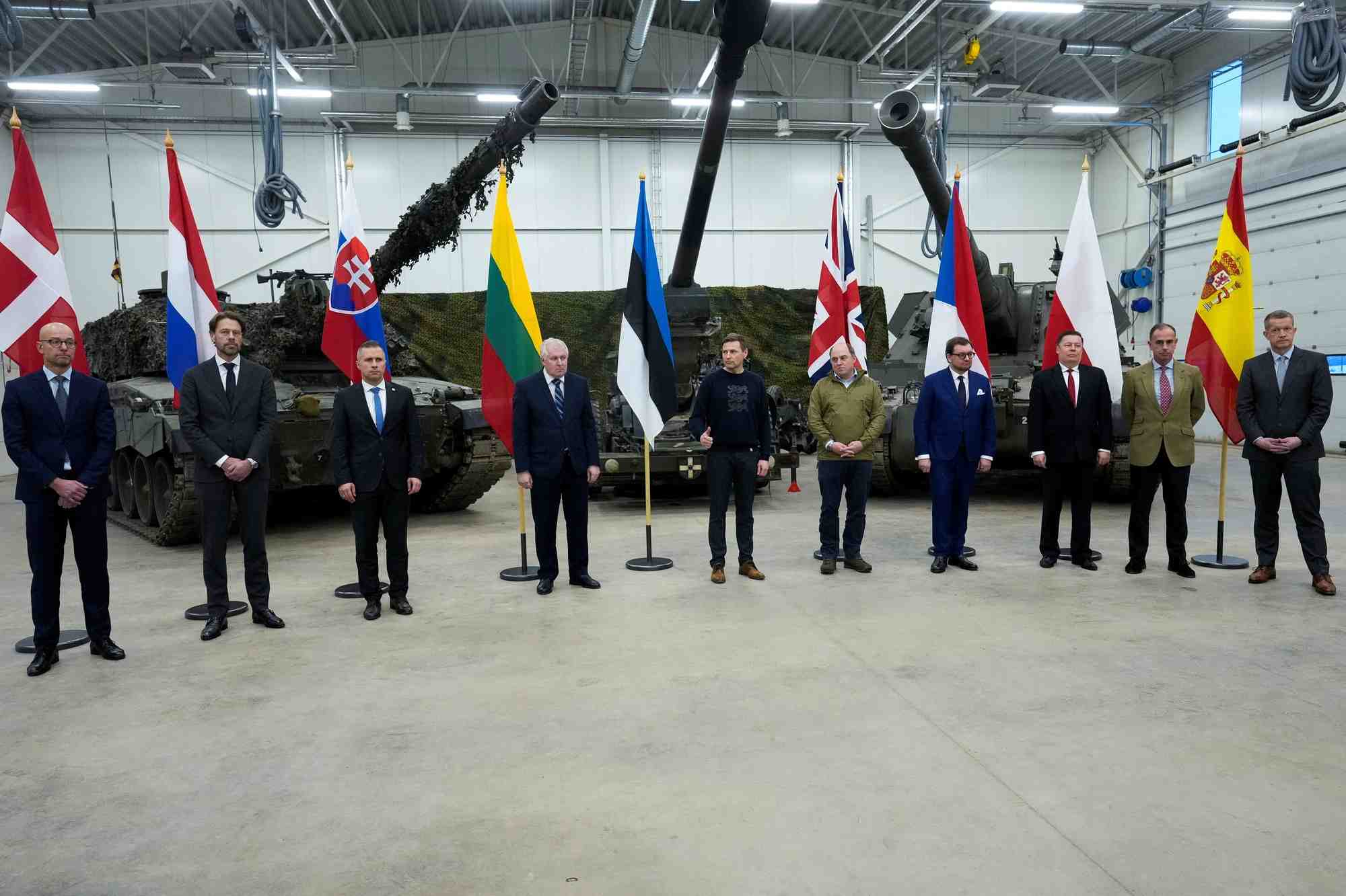 Le secretaire britannique a la defense ben wallace, et d'autres representants de l'otan posent pour une photo a la base militaire de tapa, en estonie