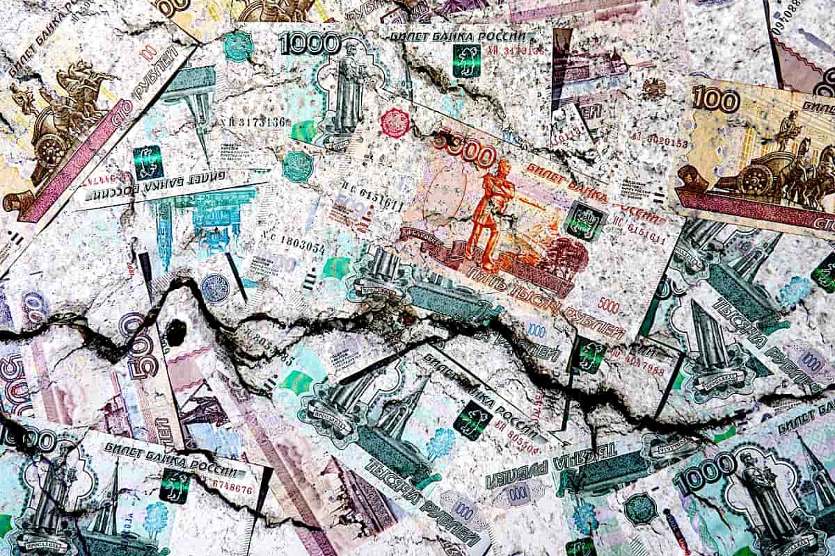 Depuis la mi-2022, le rouble connaît une dépréciation régulière : en un an il a perdu 38 % face au dollar, et 17 % depuis février 2022.