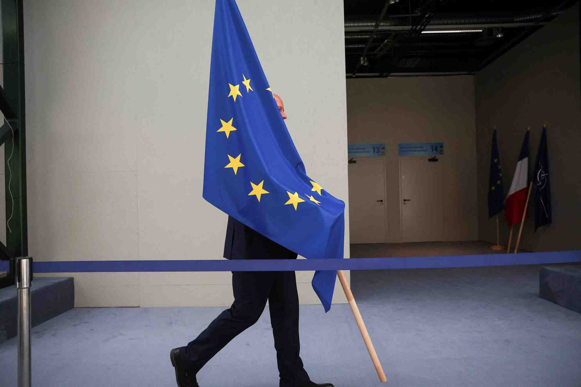 Un drapeau de l'ue lors du sommet de l'otan