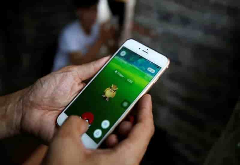 En norvege, une elue joue a pokemon go pendant une audience parlementaire