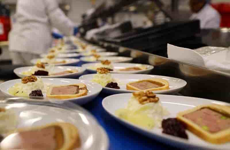 Lufthansa lance la vente de son activite de restauration