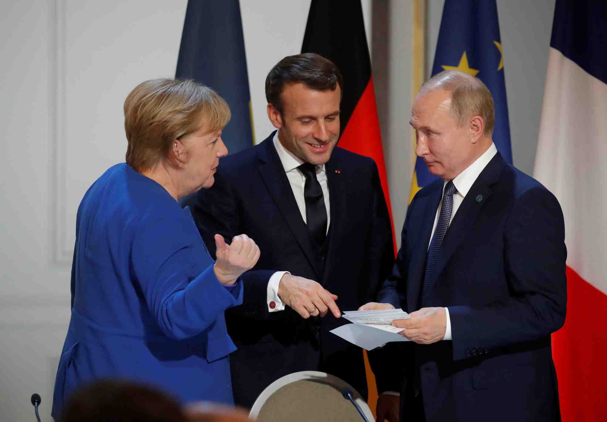 Macron, merkel et poutine ont discute d'eventuelles cooperations sur les vaccins