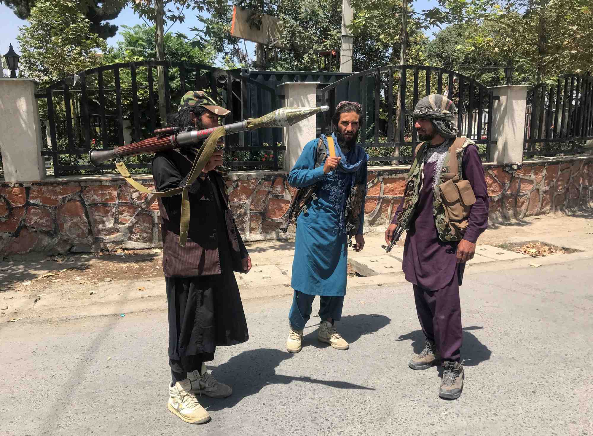 Afghanistan: a kaboul, les taliban confisquent des armes a des civils