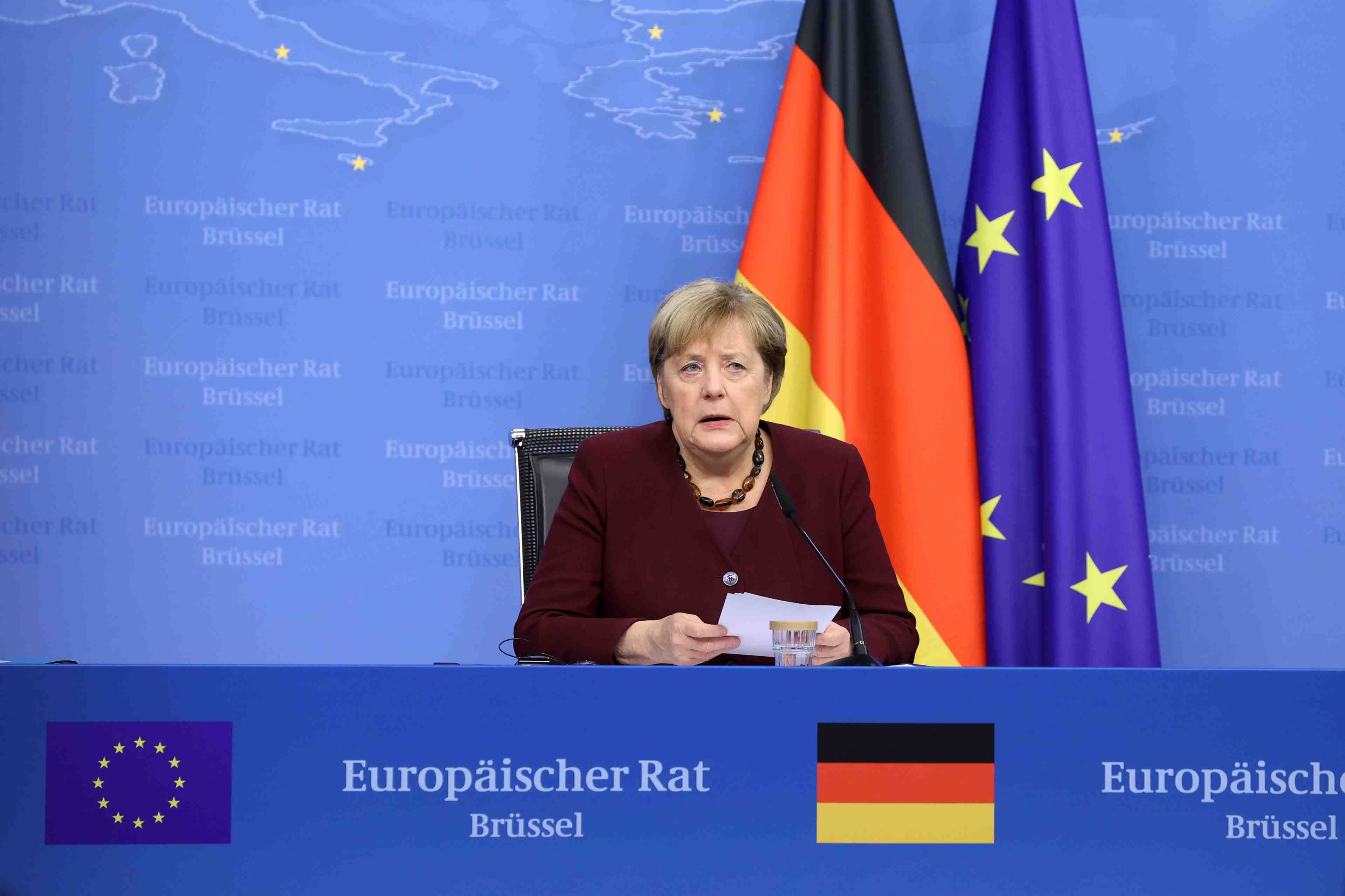 Angela merkel ovationnee par les dirigeants europeens a bruxelles