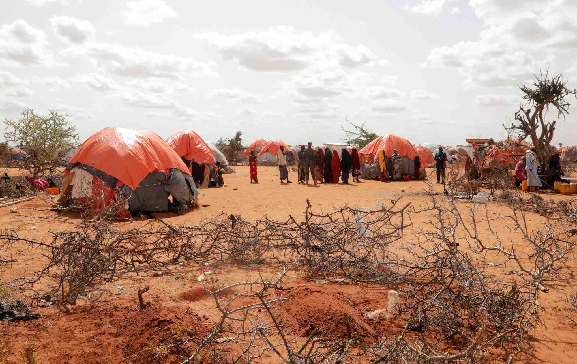Les tombes de soeurs jumelles mortes de faim sont visibles dans le camp de deplaces de kaxareey a dollow, en somalie