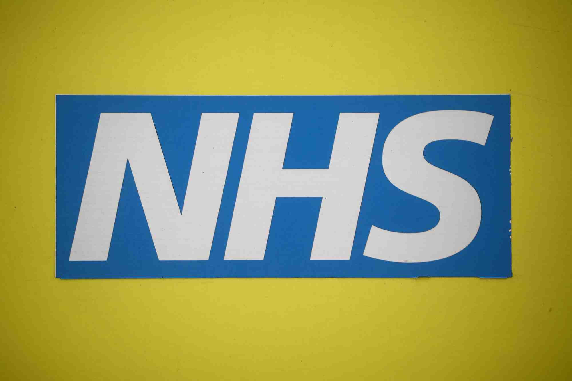Le logo du nhs est visible sur une ambulance garee devant l'hopital nightingale au centre excel, a londres