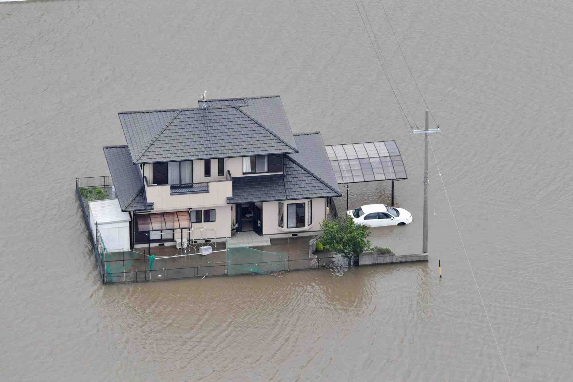 Une maison entouree par les eaux de crue apres le passage du typhon mawar a toyokawa, au japon