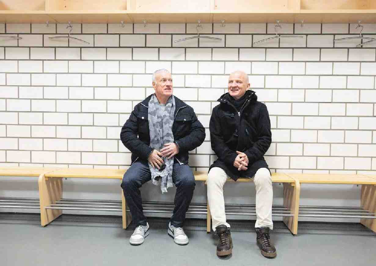 Didier Deschamps et Guy Stephan, à Paderborn (Allemagne), dans le vestiaire du stade d’entraînement des Bleus pour l’Euro 2024.