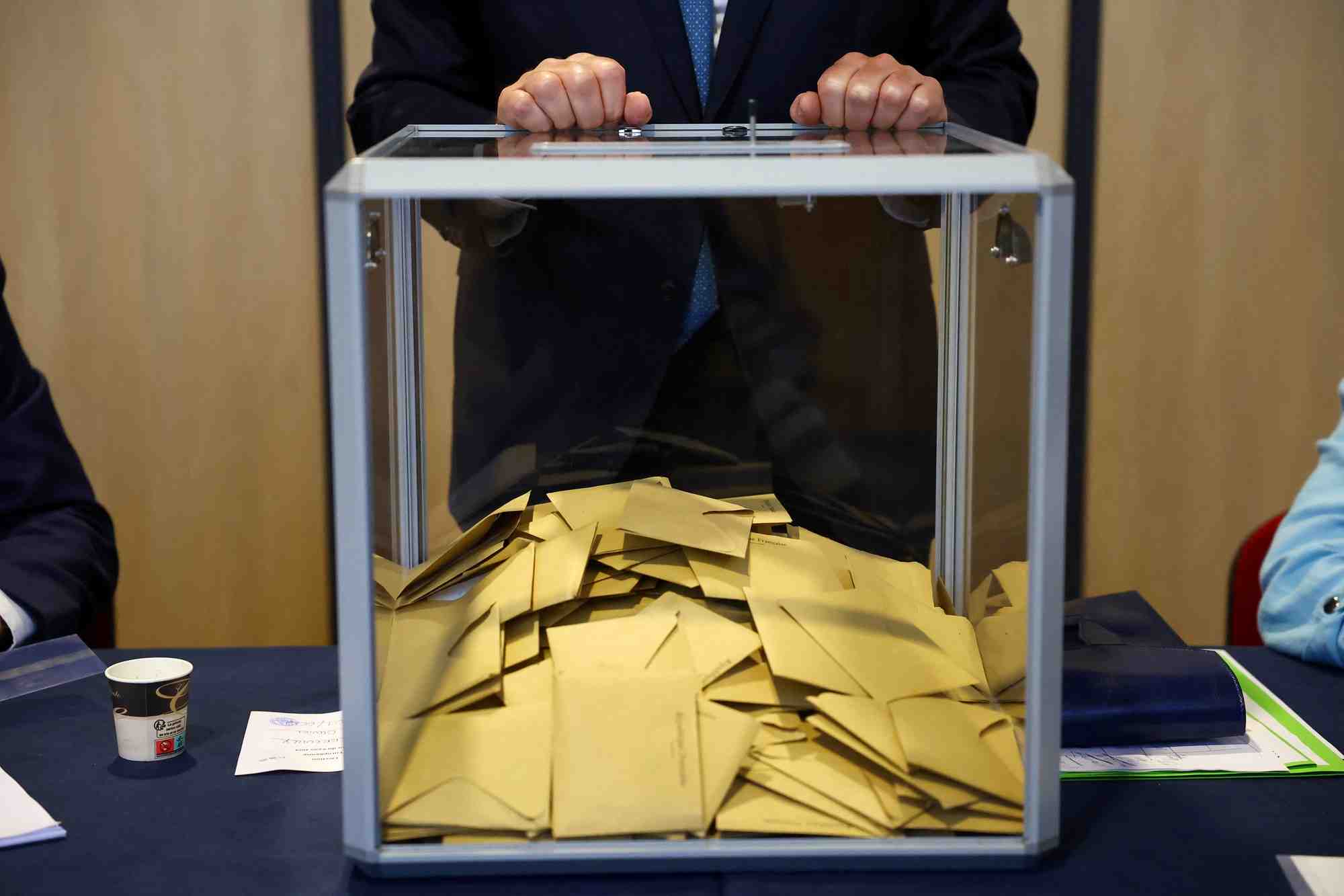 Un agent electoral se tient devant une urne lors de l'election du parlement europeen, au touquet-paris-plage