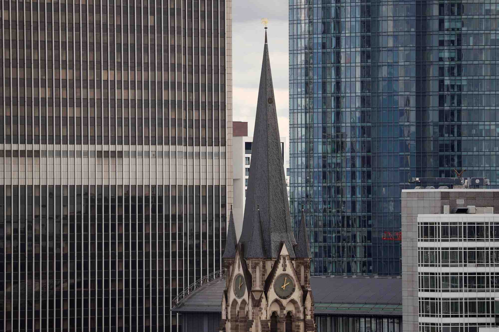 L'eglise st. antonius entre des gratte-ciel a francfort