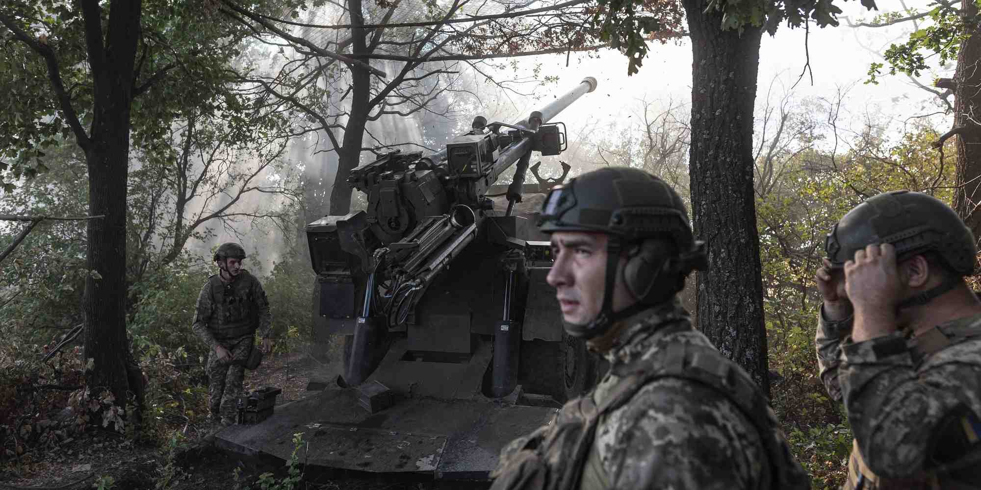 Des soldats ukrainiens se préparent à tirer avec le système d'artillerie CAESAR dans l'oblast de Donetsk, en Ukraine, le 28 juillet 2024.
