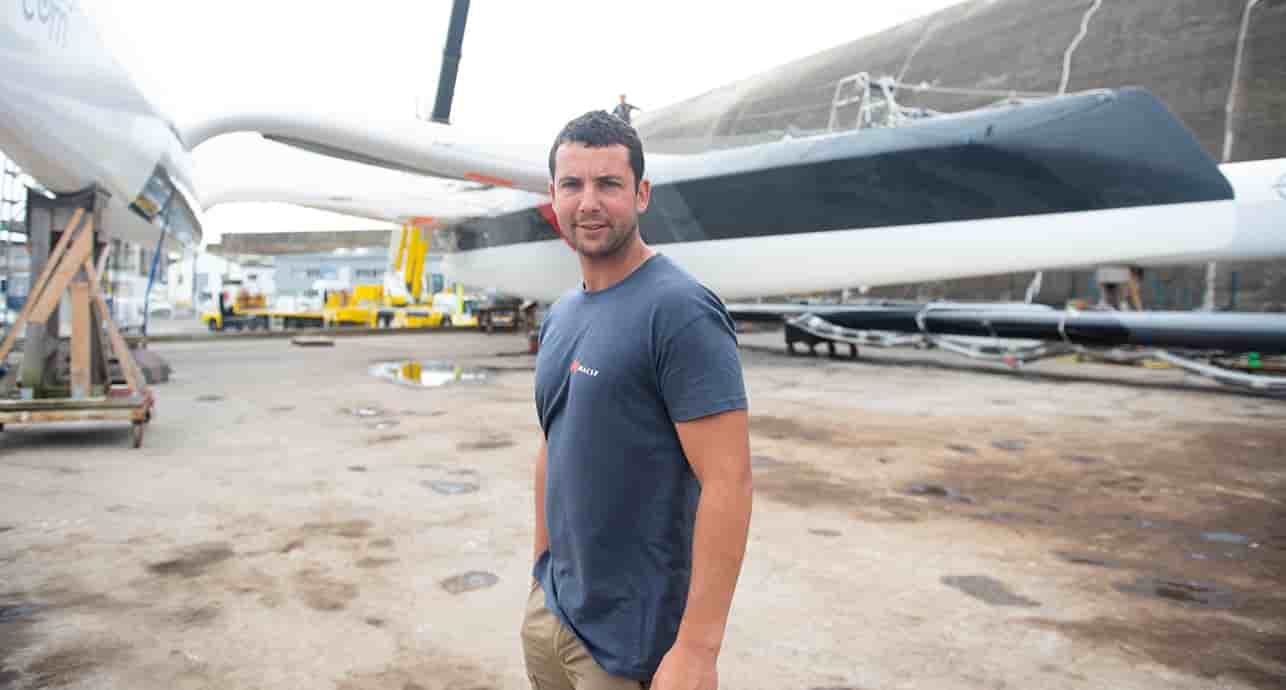 Le navigateur Guirec Soudée, quelques minutes avant que l'Ultim MACSF soit mis à l'eau le 26 juin 2025 à Lorient La Base.