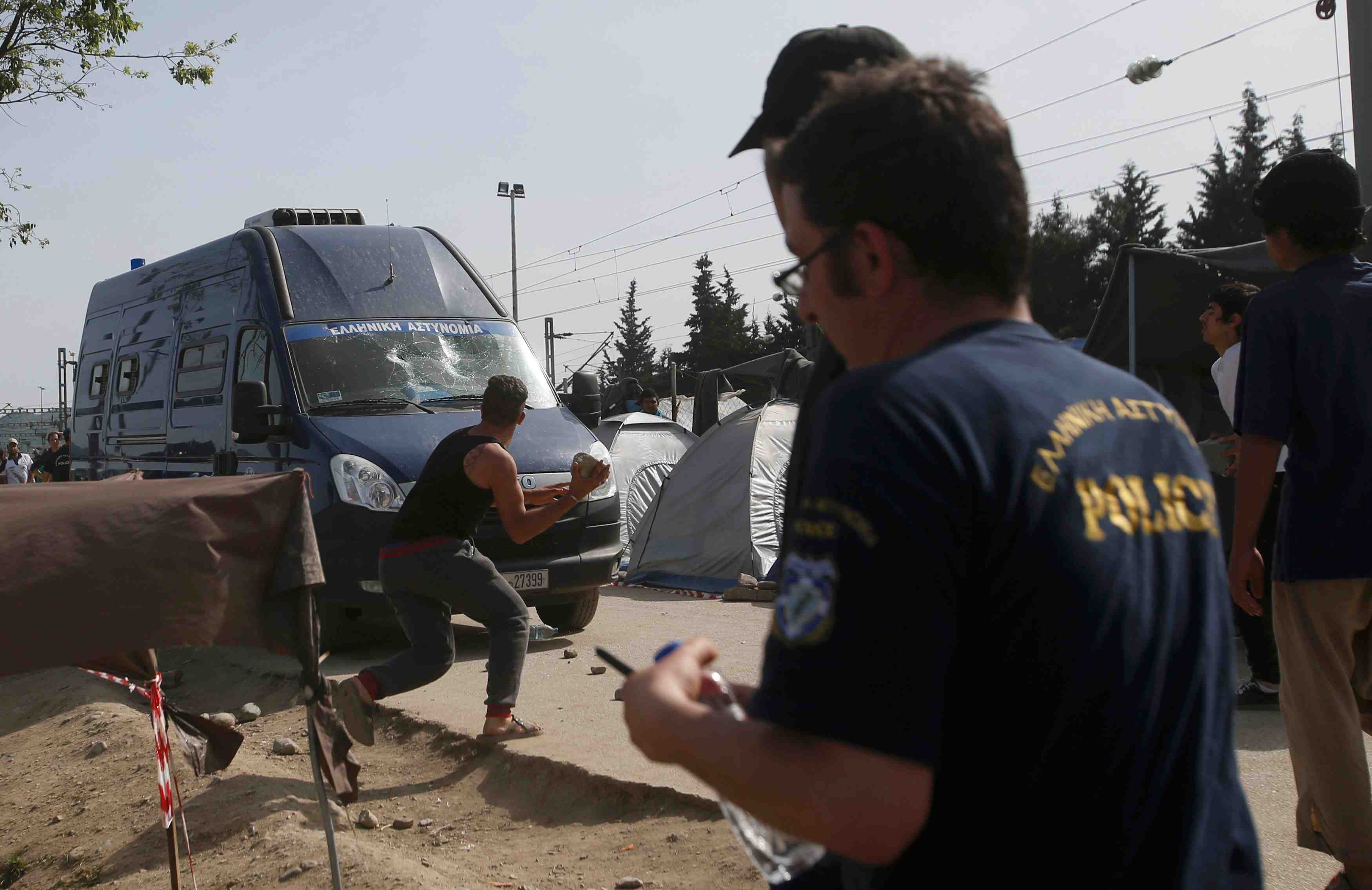 Affrontements en grece, a idomeni, entre migrants et policiers