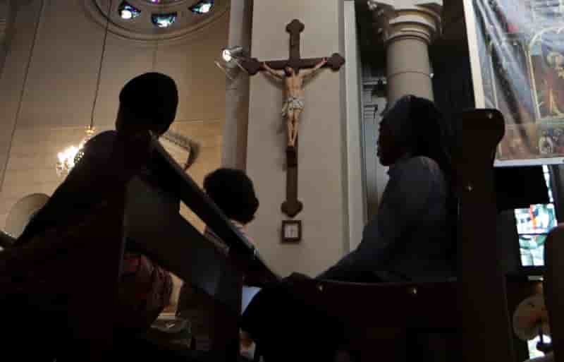 Macron tente de rassurer l'eglise sur les questions societales