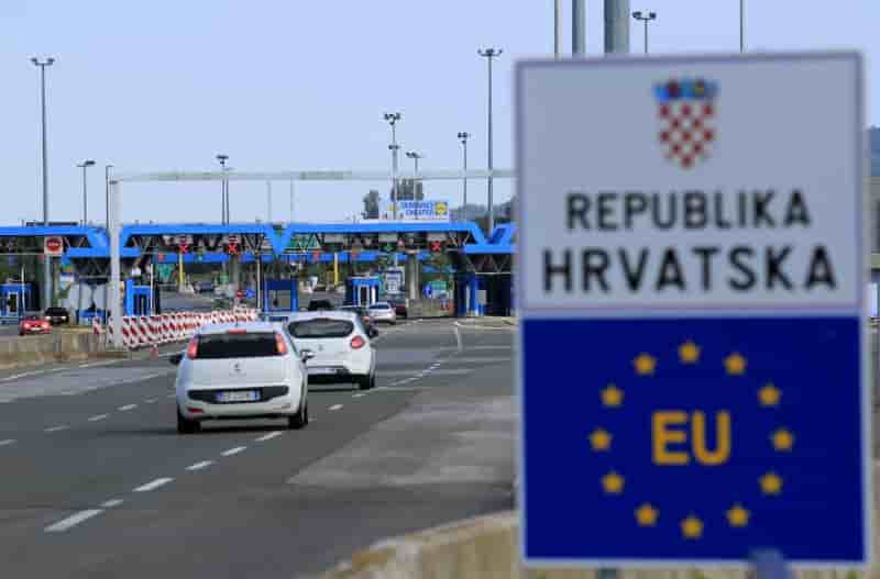 Des migrants stoppes a la frontiere entre bosnie et croatie