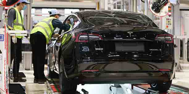 Assemblée dans la Tesla Giga Shanghai en Chine, la Model 3 voit son prix grimper de 5 000 euros.