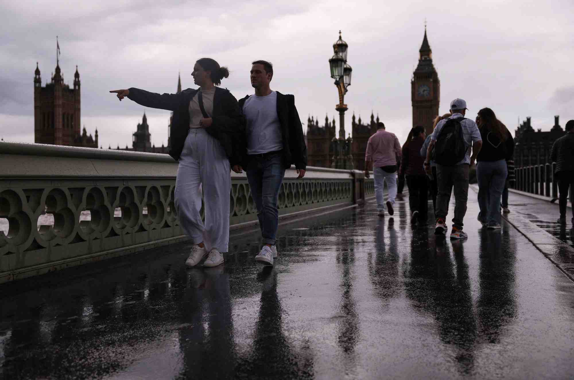 Des personnes marchent sur le pont de westminster a londres