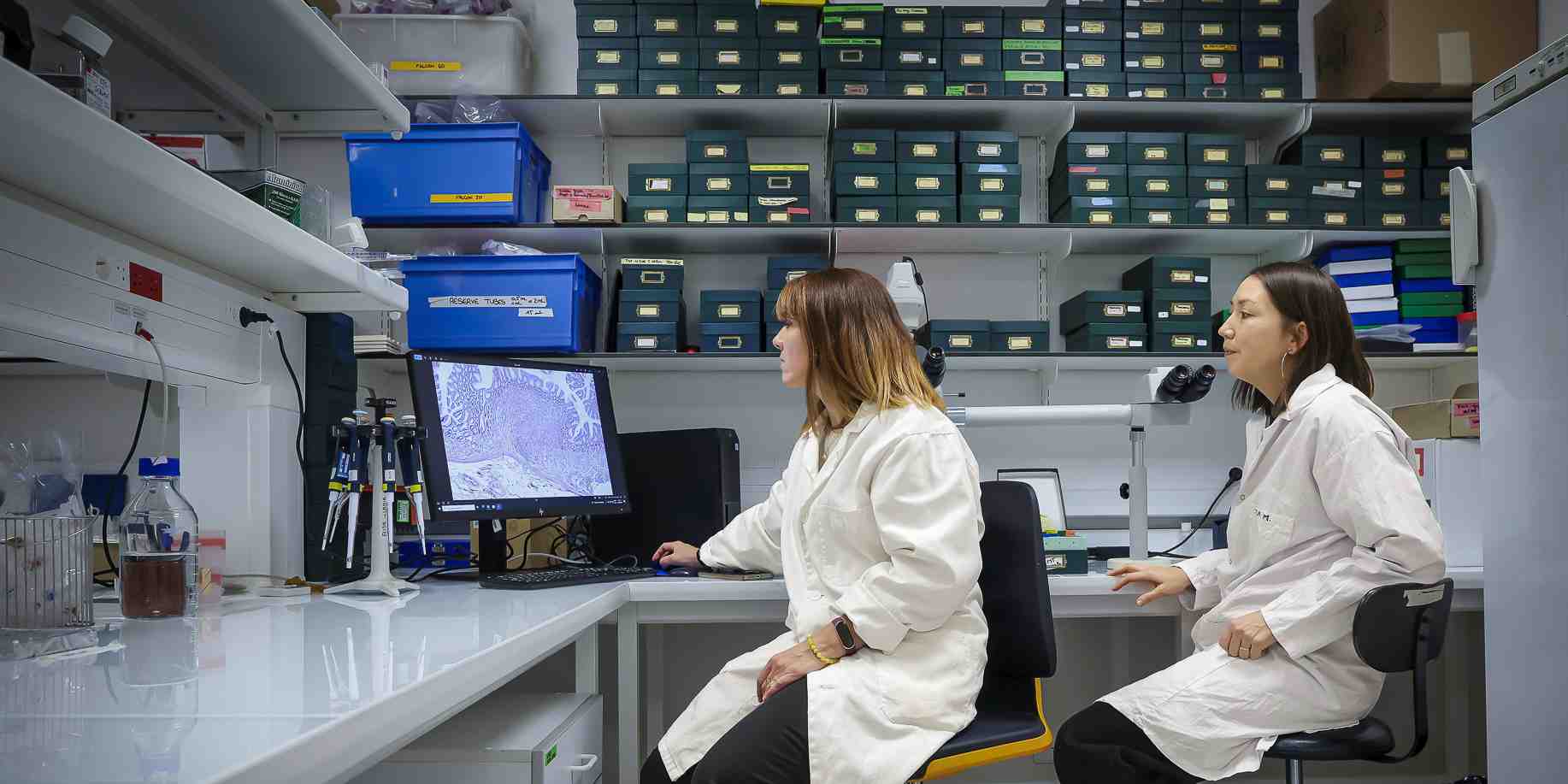 A Bordeaux, les chercheuses de l'institut d'oncologie Christine Varon et Catherine Sawai travaillent sur la recherche autour des mutations des cellules souches.
