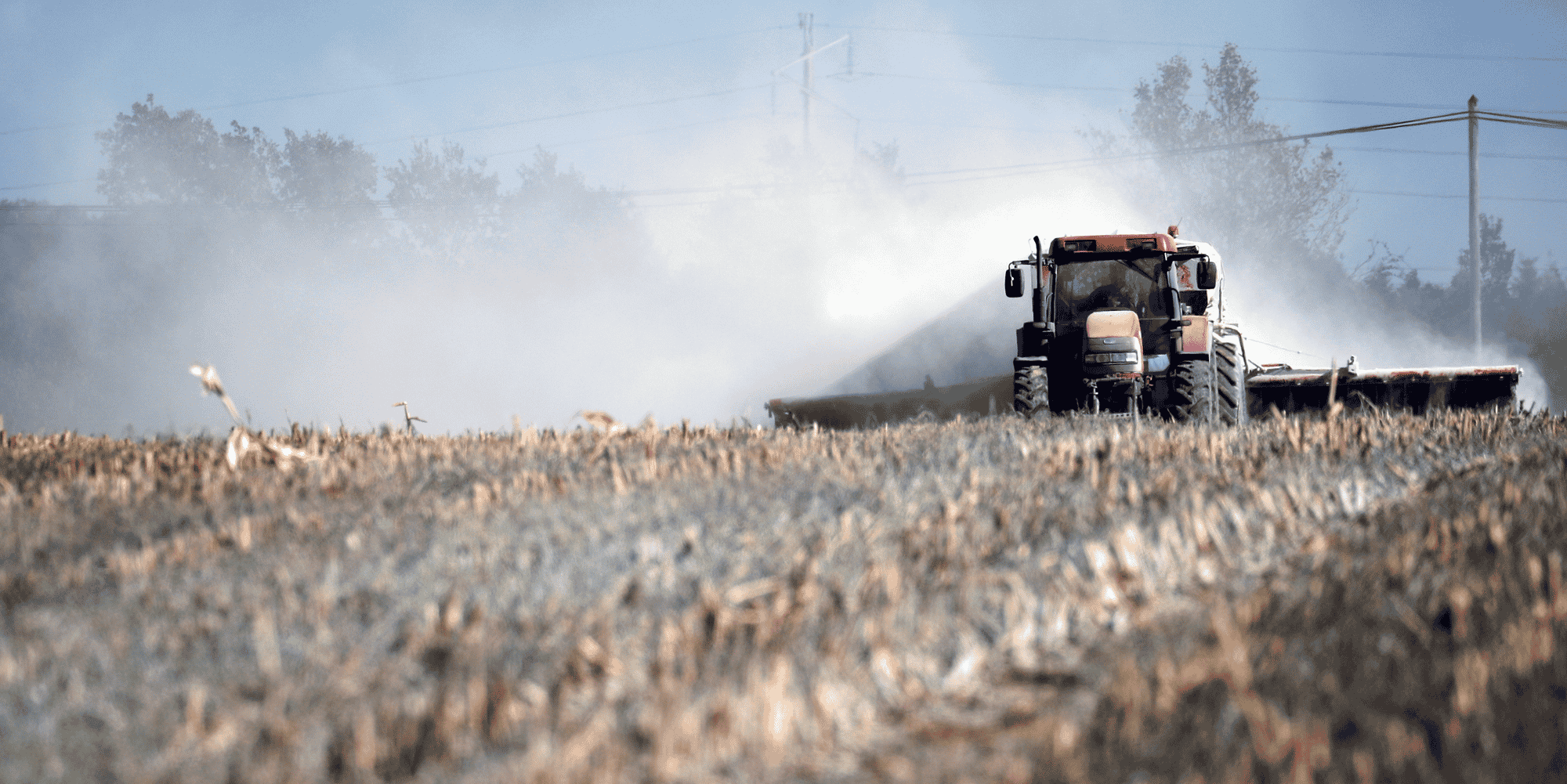 Lors de l'annonce de cette aide, en mai 2020, le ministère de l'Agriculture avait souligné qu'elle s'inscrivait "en cohérence avec le nouveau dispositif mis en œuvre au 1er janvier 2020 pour renforcer la protection des riverains lors de l'utilisation des produits phytosanitaires": les zones de non traitement (ZNT) aux pesticides.