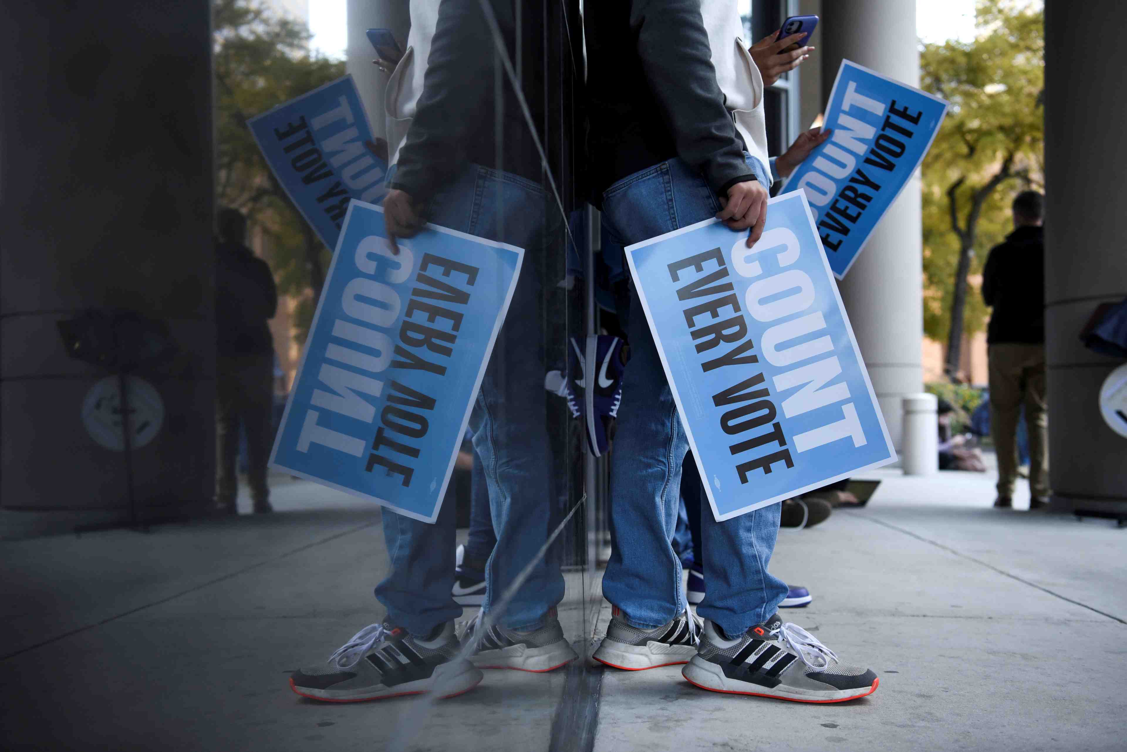 Usa 2020: un juge du texas bloque une tentative pour interdire le vote au volant