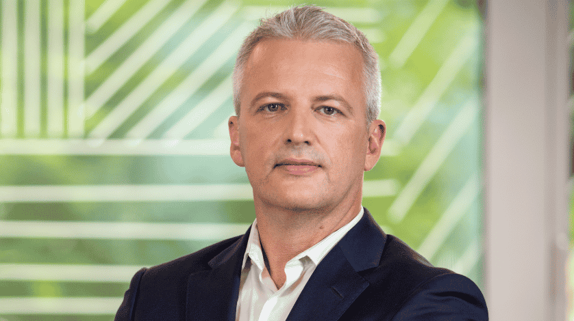 Cyril Menon, directeur des opérations chez Soitec  : « Grâce aux économies d'eau réalisées, le démarrage de la nouvelle unité de Bernin 4, lui, se fera sans consommation d'eau supplémentaire par rapport aux volumes déjà autorisés pour les unités existantes. A doublement de la production d'ici à 2026, nous ne franchirons pas cette barre, malgré la forte activité dans la nouvelle usine ».