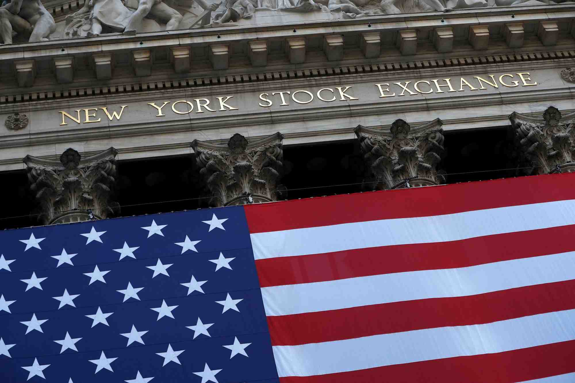 Photo d'archives: le drapeau americain est vu sur le new york stock exchange (nyse)
