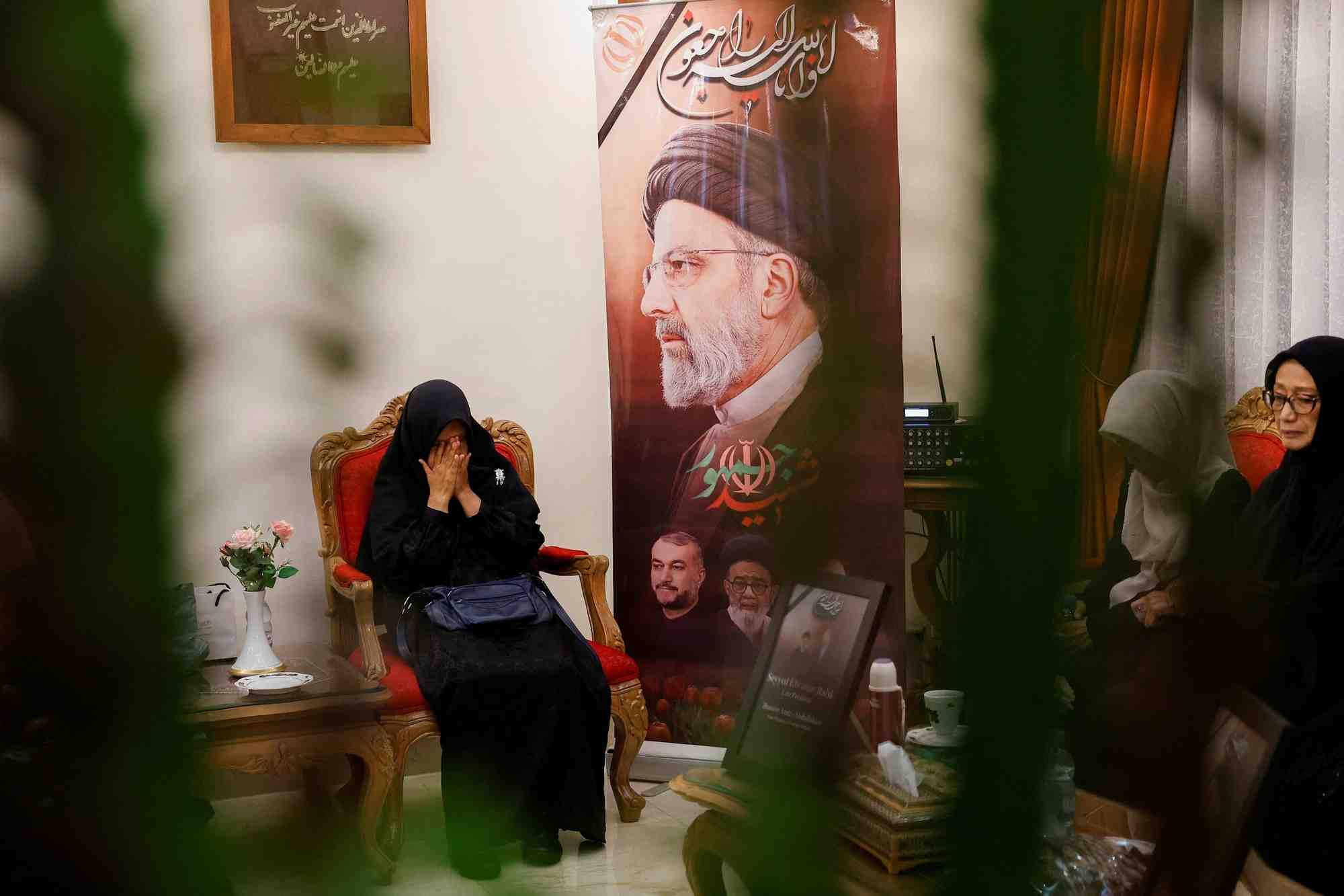Veillee en hommage au president iranien ebrahim raissi et a d'autres responsables tues dans un accident d'helicoptere, a la residence de l'ambassadeur d'iran a jakarta