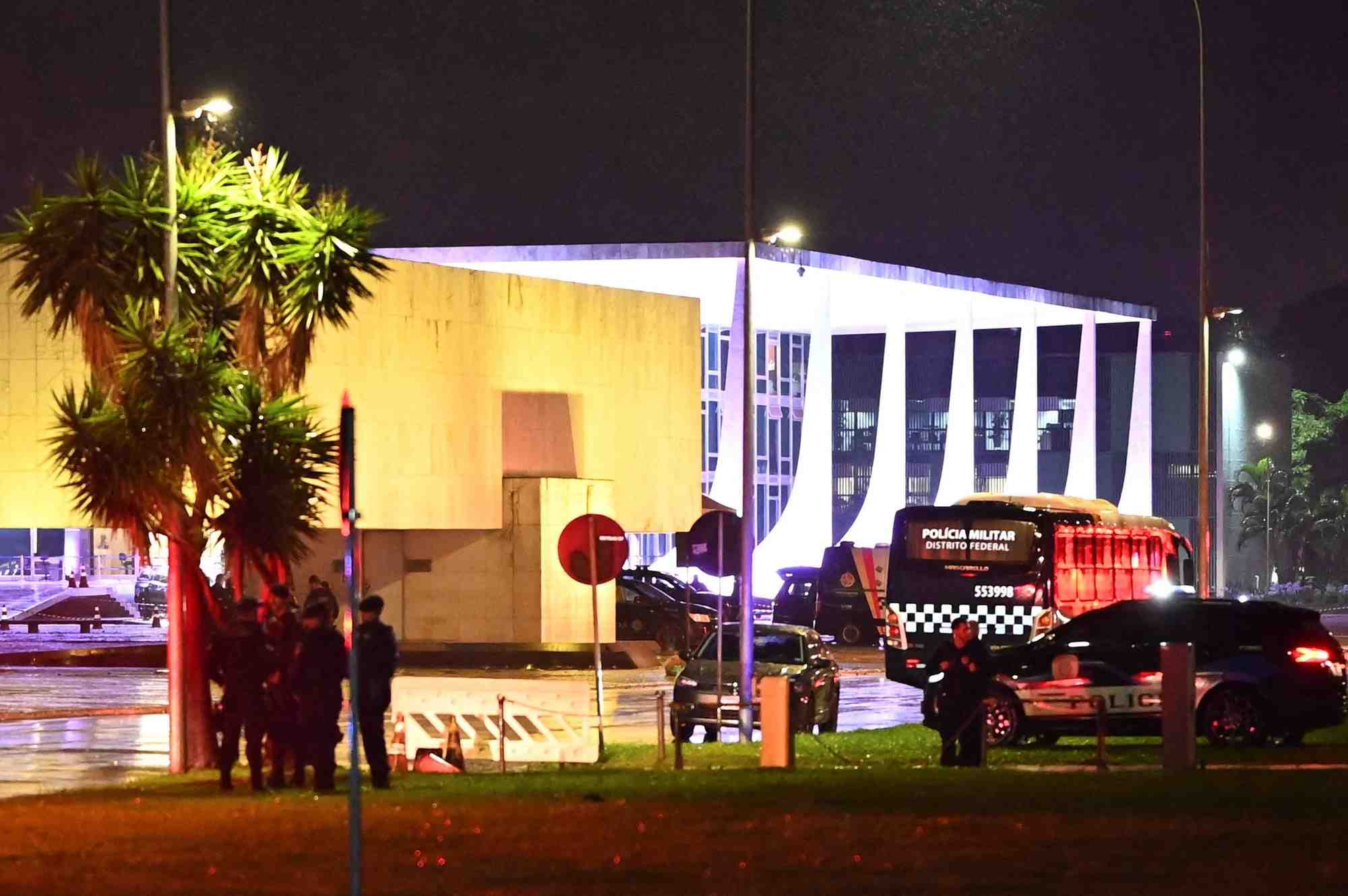 Des vehicules de police interviennent devant la cour supreme du bresil